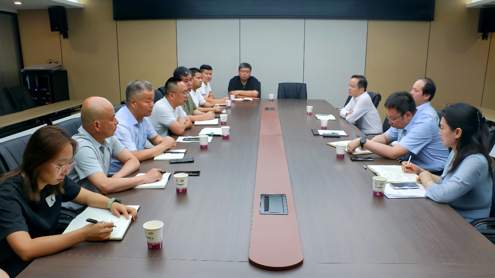 中陕核集团党委书记、董事长朱华平到二一四队调研